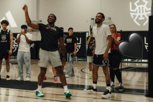 开yun体育官网-惺惺相惜！特雷-杨现身米切尔训练营：永远支持我的兄弟！