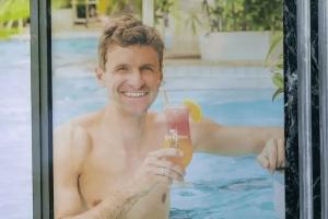 开云体育-穆勒度假归来后邀请队友聚会，20名球员参加活动