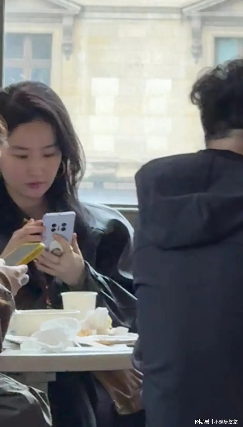 路人镜头下的刘亦菲胖到不忍直视，手指头跟小柱子似的，好雷人！